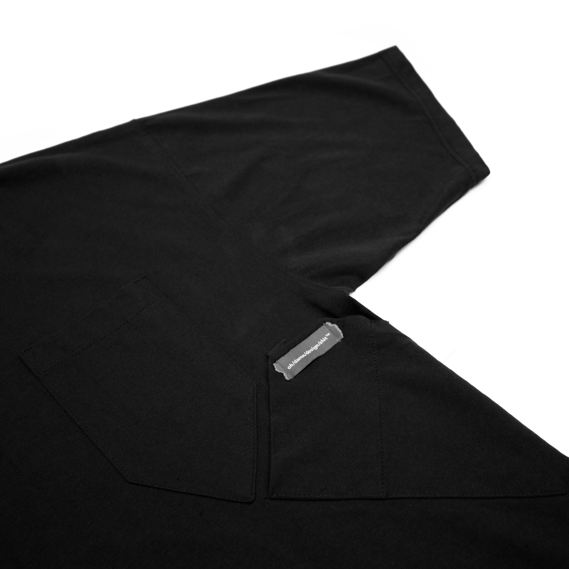 two-pocket tee in black